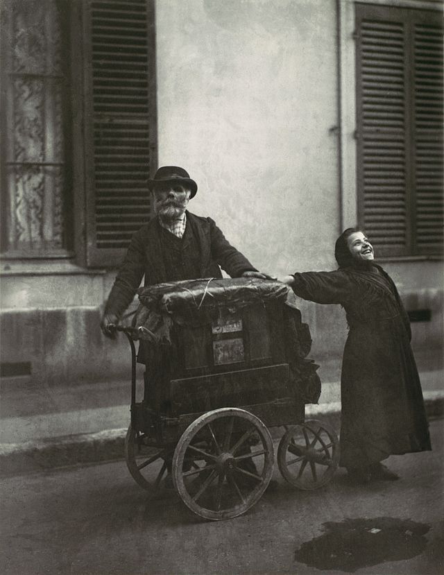 Eugène_Atget,_Street_Musicians,_1898–99